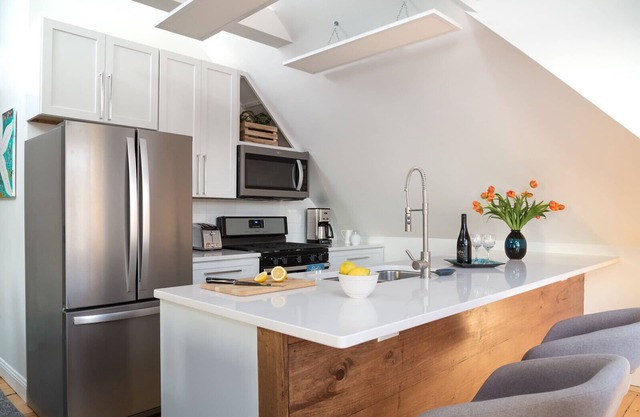 2BR, Newport Escape, A/C, WiFi, Parking, Fireplace, 2 Blocks to Thames, Views