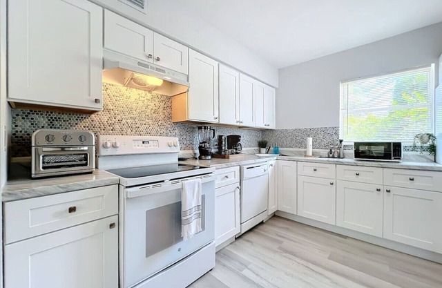 2BR Oasis: Minutes to Top Attractions & Parking!