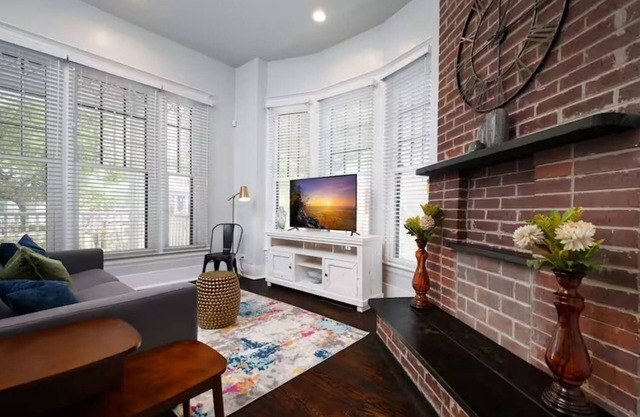 2BR Riverwalk Condo Corporate & Insurance Housing Fast Wi-Fi W/D Monthly