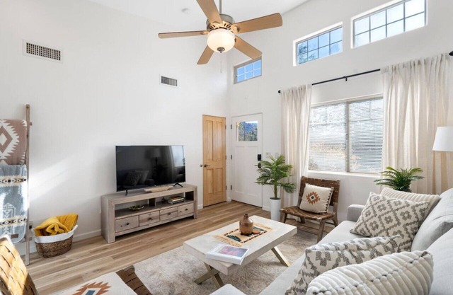 2BR Serene Red Rock Retreat - Hot Tub & Nice Views