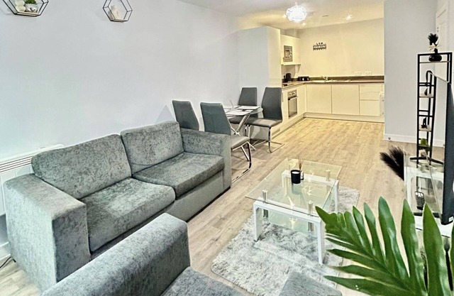 2BR-Sleeps4-CityCentre-Parking-Rooftop