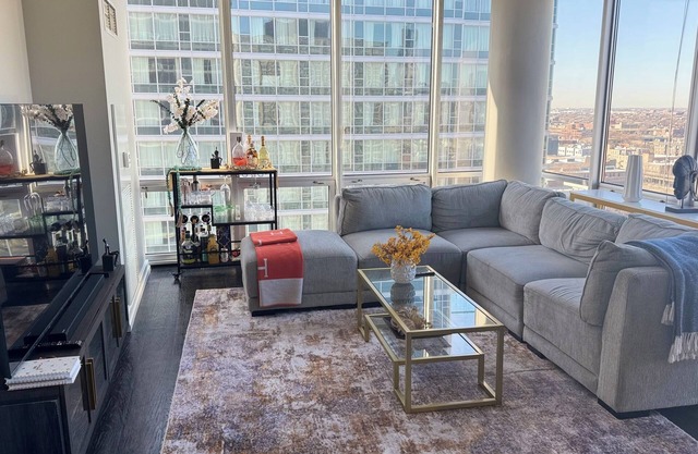 2BR South Loop Apt—Walk to Lake, Museums, Aquarium + Pool, Gym, WiFi, & Conv Ct