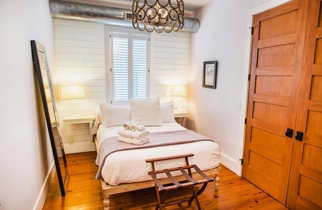 2BR Suite in Stunning Bright Manor House Downtown
