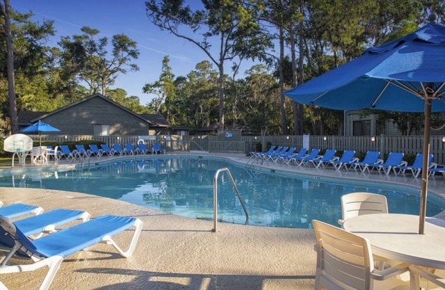 2BR Townhouse with Screened Porch, Water View, Kitchen, Pool, Trails and Tennis