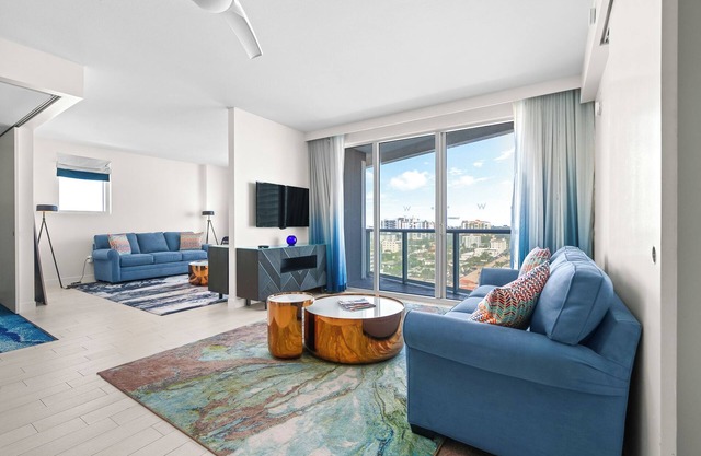 2BR W Residence, Double LivingRoom,Brand New Sofas, Pool, Hot tub