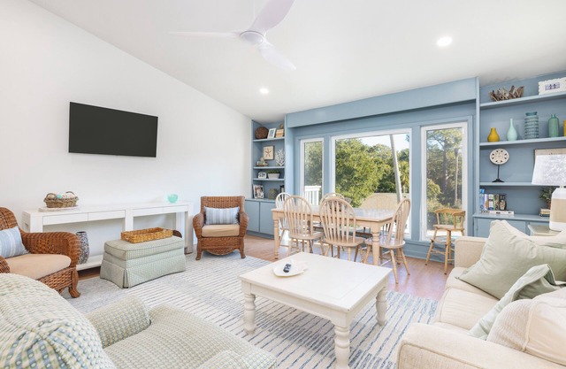 2BR2BA Poolside. 15% discount for June/July weekly rentals. Great for families!