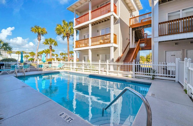 2C | 2 King Suites + Easy Beach Access!