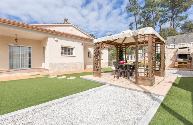 2CAROL01 - Nice 4 bedroom house with private pool located in a quiet residential area