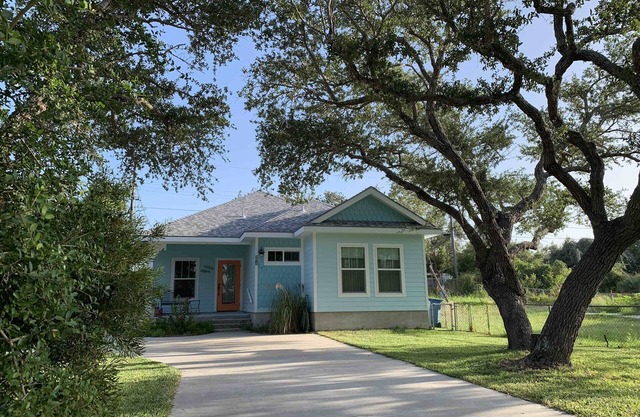 2Fish Cottage- 5 minutes to the beach!