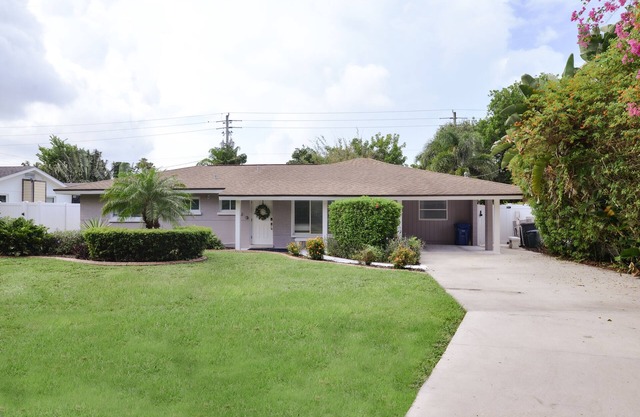2miles from Siesta Key! 4bd 3bth with pool