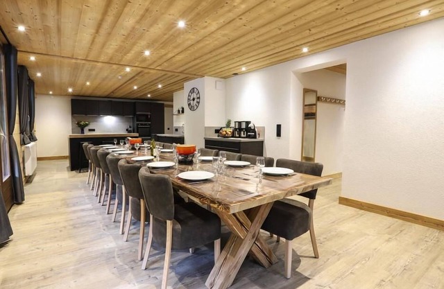 2nd floor, swimming pool, sauna, terrace, balcony, fireplace or stove, parking, 200m², Châtel
