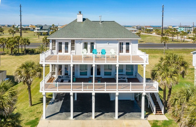 2nd Row Gulf views, 2 decks, Updated Private Beach House