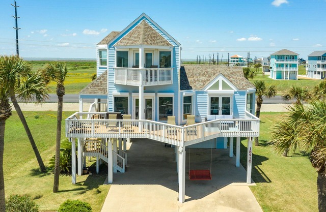 2nd row Gulf Views w/Large Deck, Open Living, Private Bedrooms - Cool & Coastal