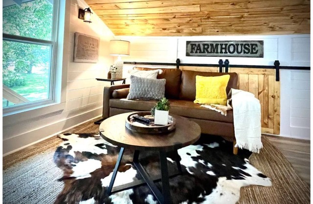 2nd story guest house in downtown New Braunfels