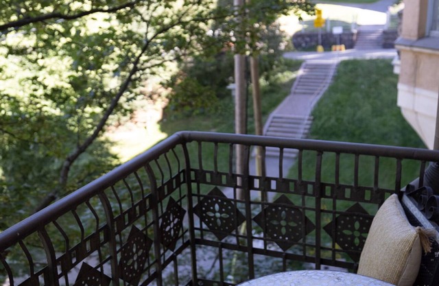 2ndhomes Charming 2BR Home w Balcony