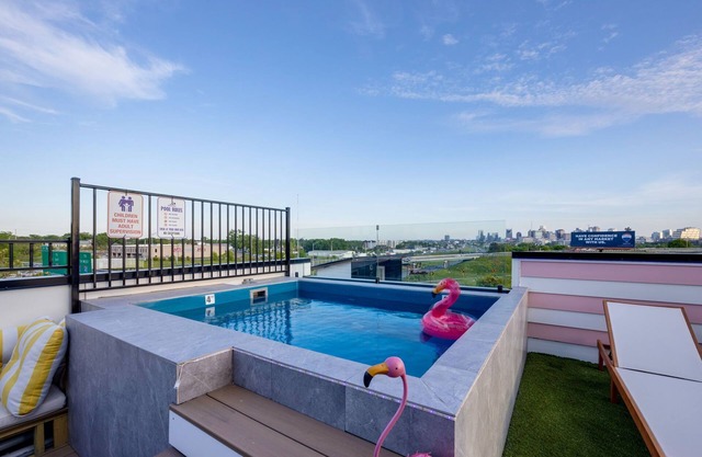 2SBSide Homes 8 Bedrooms, Ultra Heated Rooftop Pools,Arcade,Elevator, Sleeps 23!