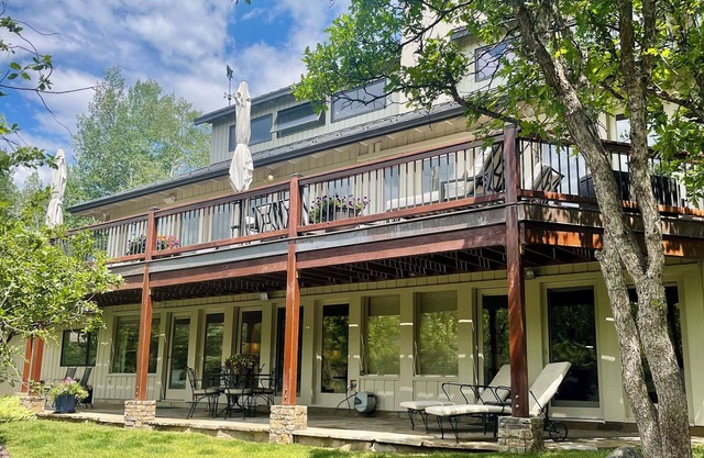 3,000 Sq ft. 8MM Red Mtn Home 3bd, 3 bath Sleeps 10 Jacuzzi VIEWS 3 min to town