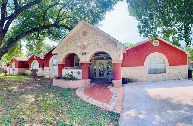 3,100sqft Spanish-Style Villa near Aggieland, Somerville, Blue Bell and Houston!