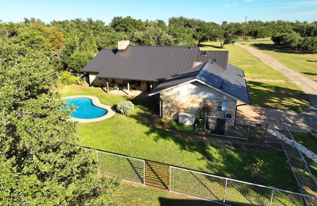3.5 acre Round Rock home - Pool, remodeled fully furnished, 2 car garage
