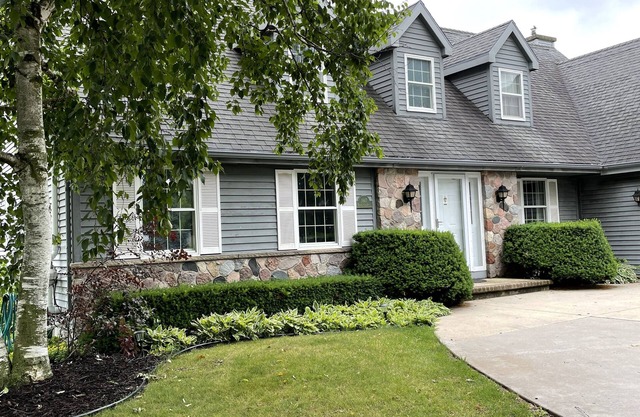 3,500 sq/ft house with large outdoor space & a basement with bar/pool table.