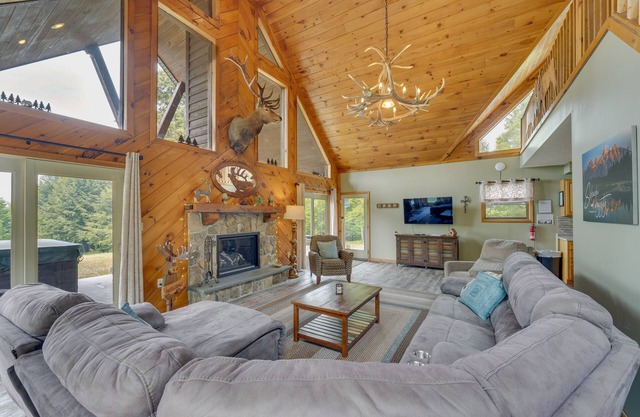 3-Acre Benezette Cabin: Hot Tub, Grill & Mtn View