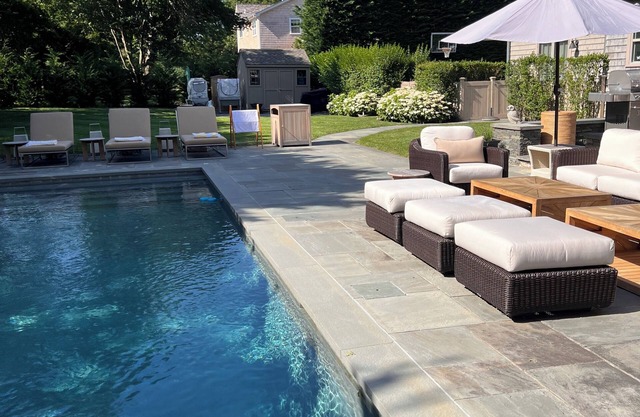 3 bd 2.5 bath East Hampton. Walkable to Train Dining Business. Peaceful Relaxing