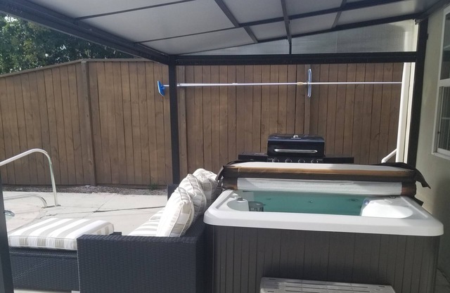3 BD/2.5 Bath Lovely New Orleans Home. Pool & Jacuzzi. Gated secure parking.