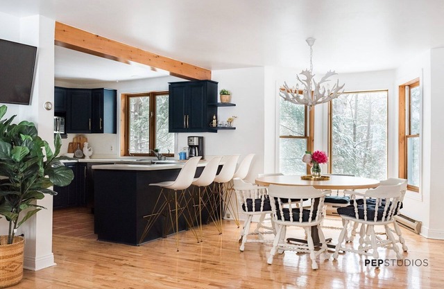 3 bdrm chalet on the river, indoor sauna, close to the ski village