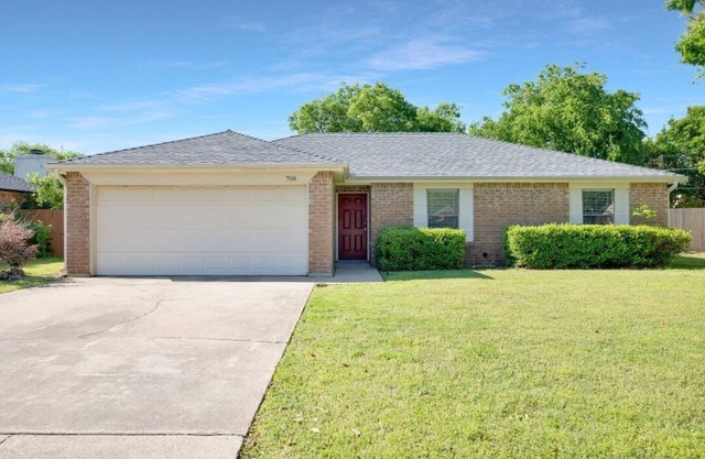3 Bdrm-Walk to all!