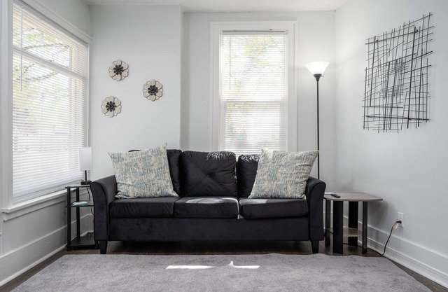 3 bed/1 bath lower unit conveniently located in Lakeside.