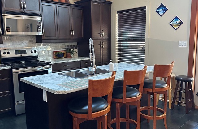 3 Bed, 3 Bathroom full house. A/C. Close to Parksville beach.Great for families!