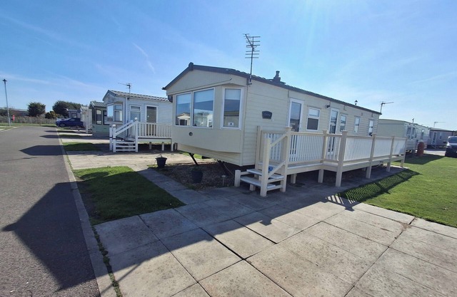 3 Bed Caravan -Sleeps 8 - Pool-Beach