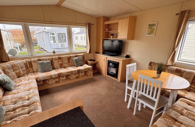 3 Bed Caravan - Sleeps 8 - Pet friendly, Parking