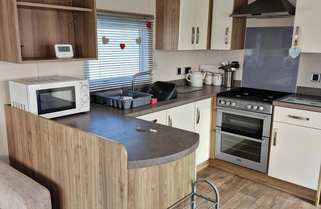 3-Bed Caravan - Sleeps 8 - Pool