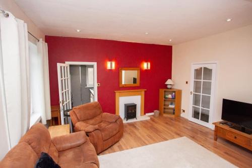 3 Bed Cottage Flat with Parking