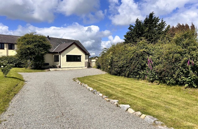 3 Bed Detached Cottage Log Burner, Mountain Views