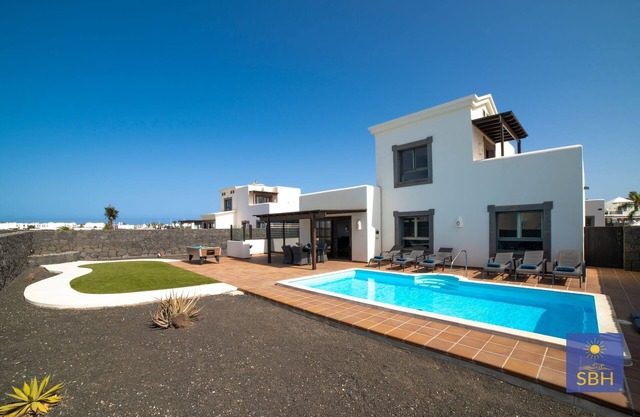 3 Bed family friendly property private pool, air conditioning, pool table