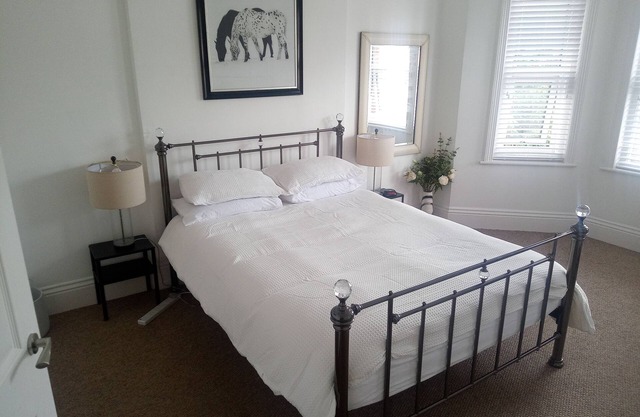 3 Bed First Floor Flat Own Entrance Offroad Parking High Speed WiFi nNear Beach.