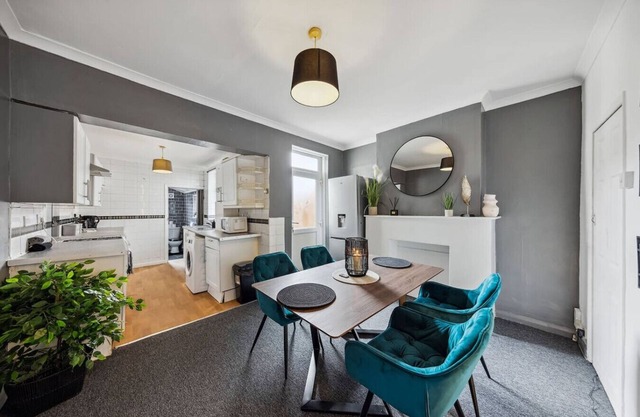3-Bed Home with Easy Access to Medway Hospital