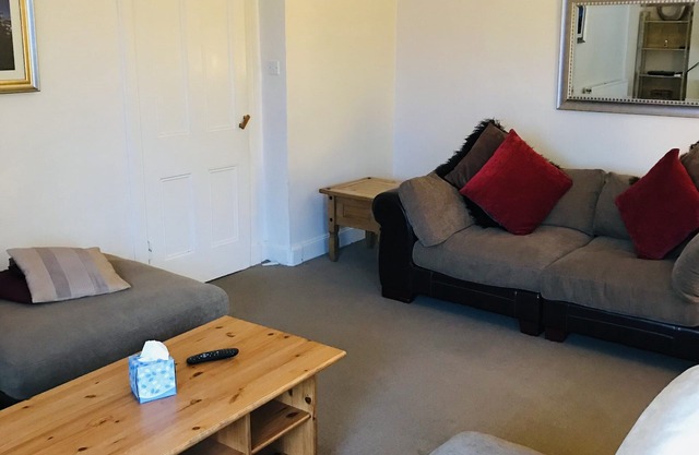 3 bed house, free WiFi, off street parking. Central Ayrshire, 20 mins to Glasgow
