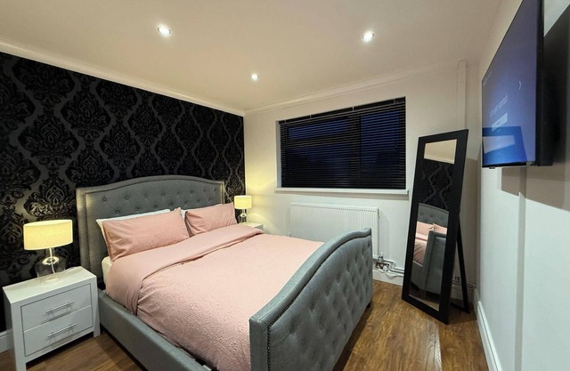 3 Bed House - Sleeps 6 - Parking - Wifi