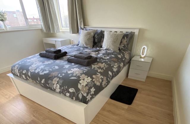 3 Bed House - Sleeps 6 - Garden - Parking - Wifi