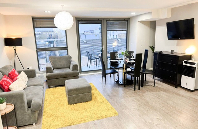 3-Bed Hoxton Flat w/Private Balcony & Lift access near Shoreditch , Old Street