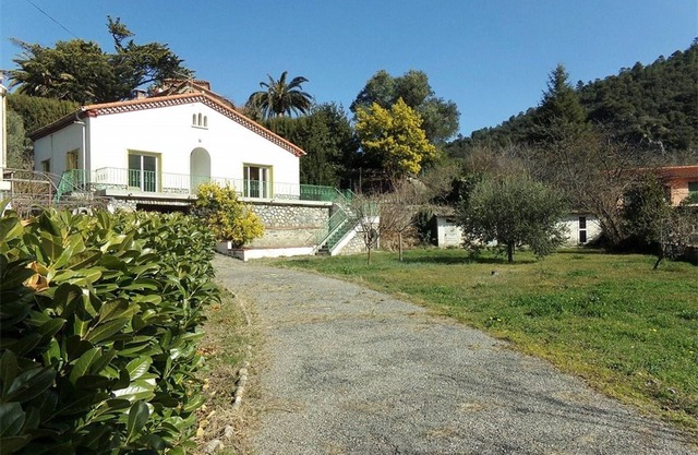 3-bedroom house with parking, aircon and wifi - 4 guests