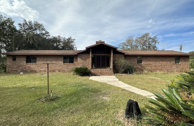 3 BEDROOM, 2.5 BATH HOME ON 10 ACRES IN ASTOR FL! TONS OF PARKING!