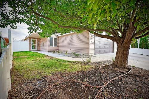 3 bedroom 2 bath, Garage, Walk to Park, Central Location, Pets OK
