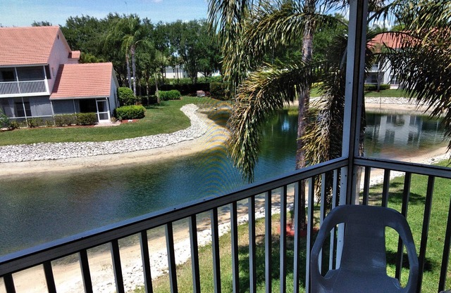 3-Bedroom 2-Bathroom Cozy and Quiet Naples Condo