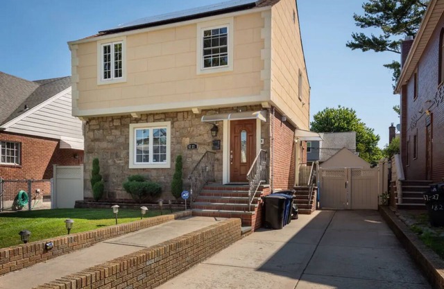 3-bedroom, 2 Bathroom house w/Backyard, BBQ, & Laundry