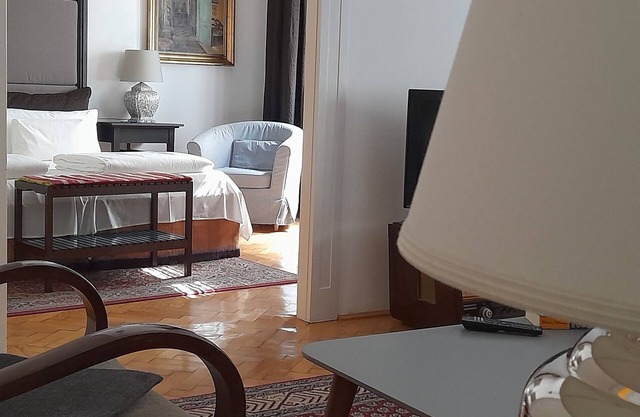 3 bedroom 2 bathrooms & balcony suite in OLD JEWISH quarter at Opera with 2 AC