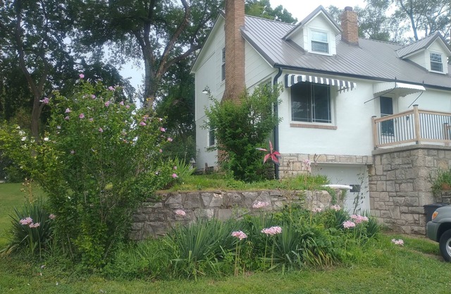 3-bedroom, 2 full baths home, centrally located